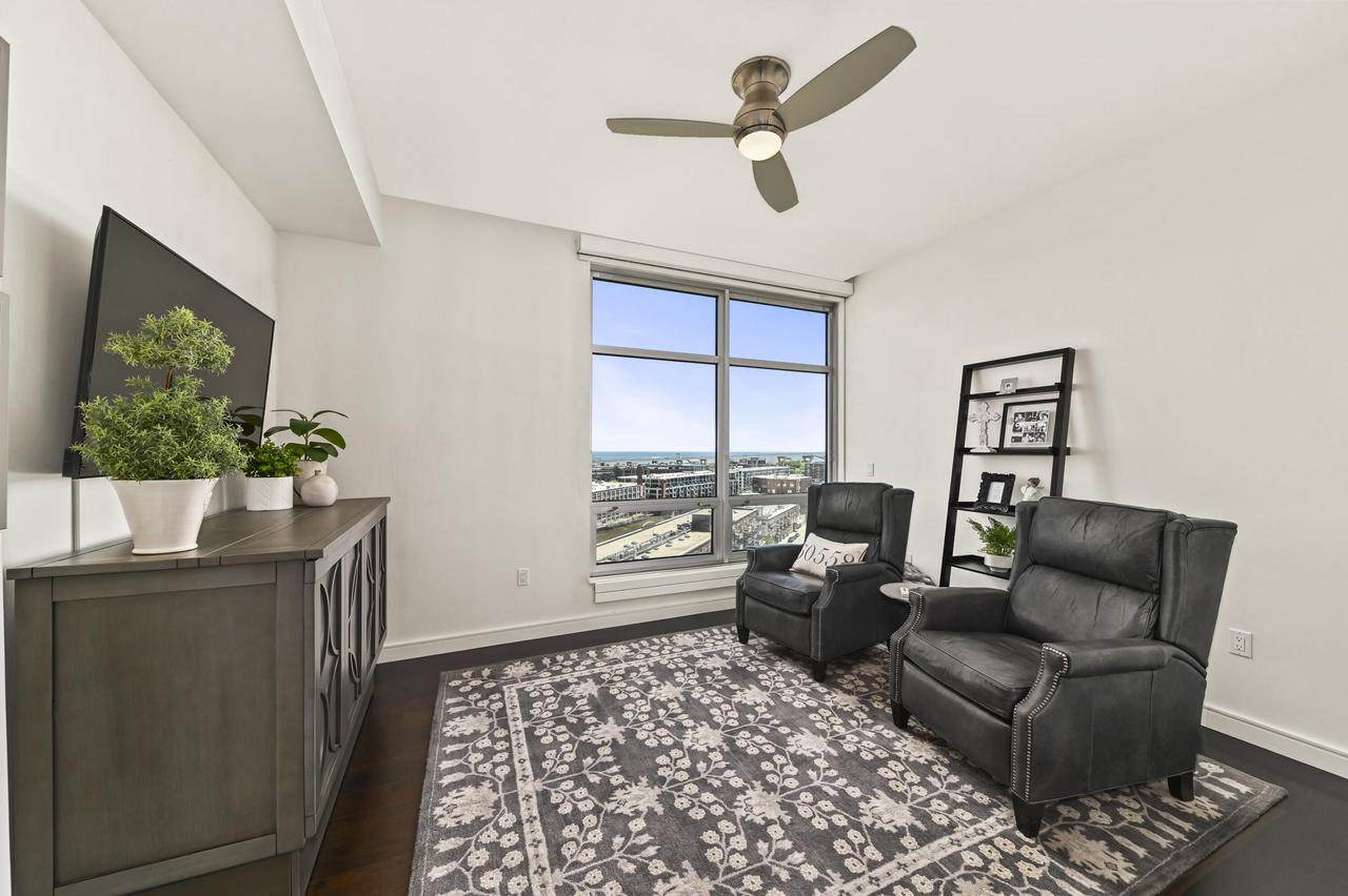 106 W Seeboth STREET 1204