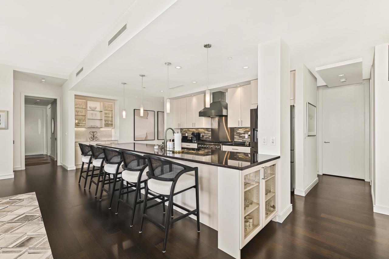106 W Seeboth STREET 1204