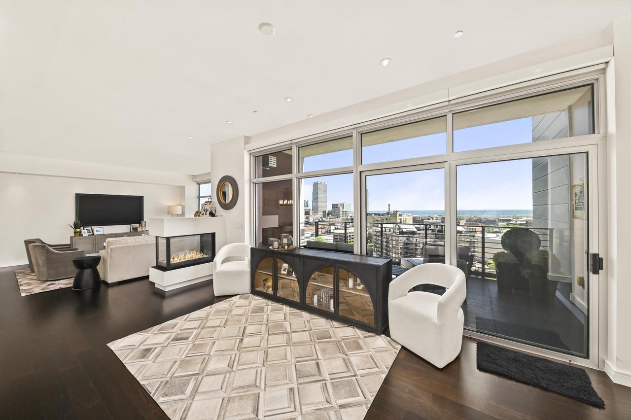 106 W Seeboth STREET 1204