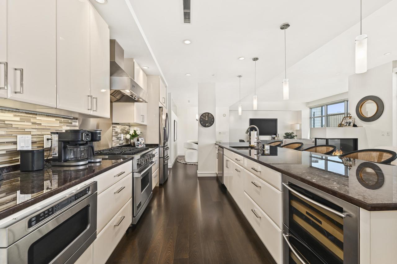 106 W Seeboth STREET 1204