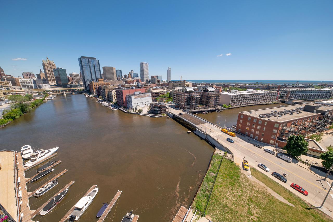 106 W Seeboth STREET 1204