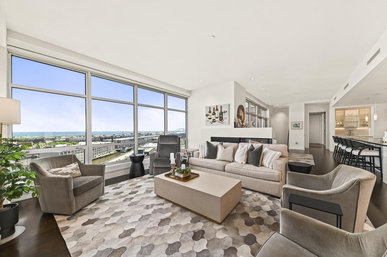 106 W Seeboth STREET 1204