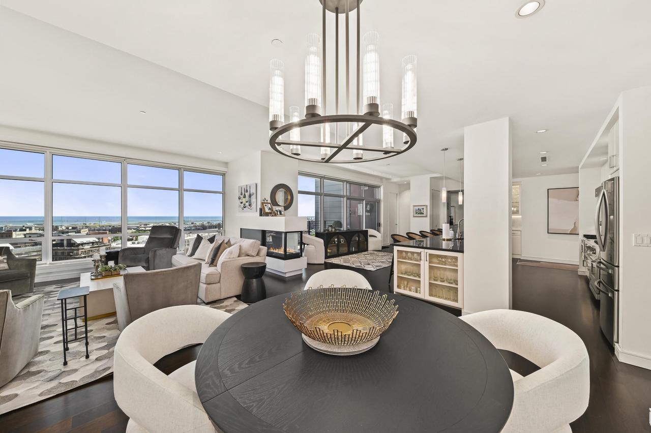 106 W Seeboth STREET 1204