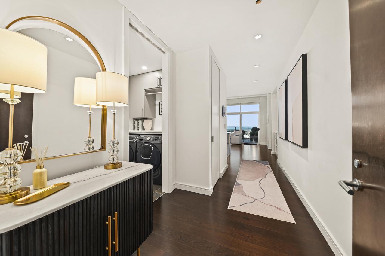 106 W Seeboth STREET 1204