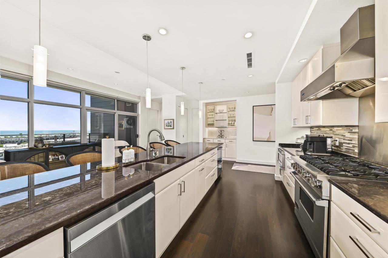 106 W Seeboth STREET 1204