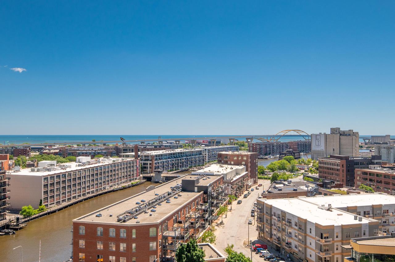 106 W Seeboth STREET 1204