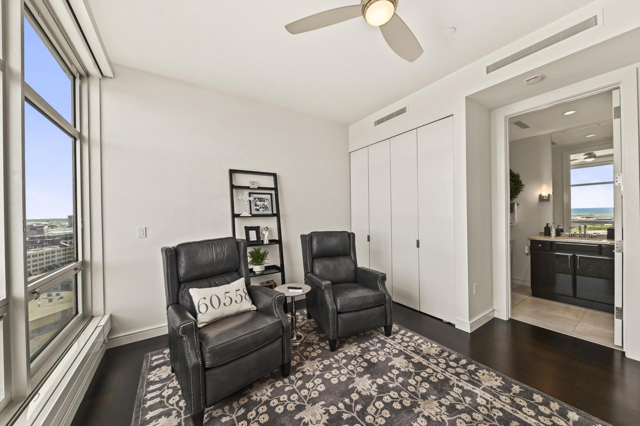 106 W Seeboth STREET 1204