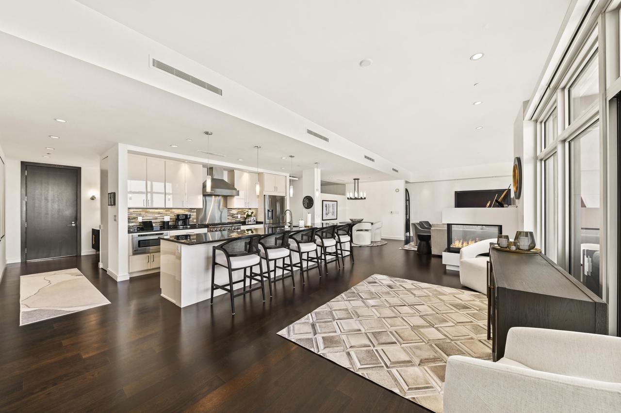 106 W Seeboth STREET 1204