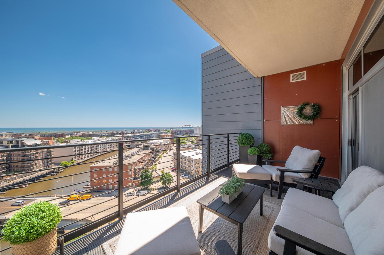 106 W Seeboth STREET 1204