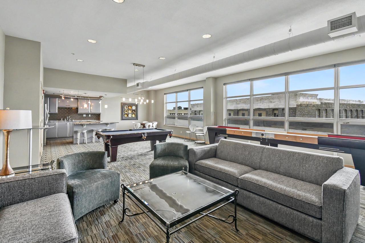 106 W Seeboth STREET 1204