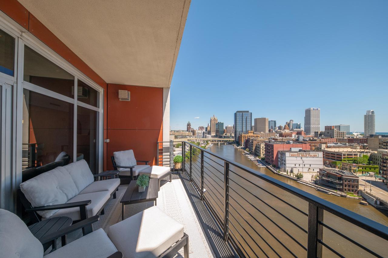 106 W Seeboth STREET 1204