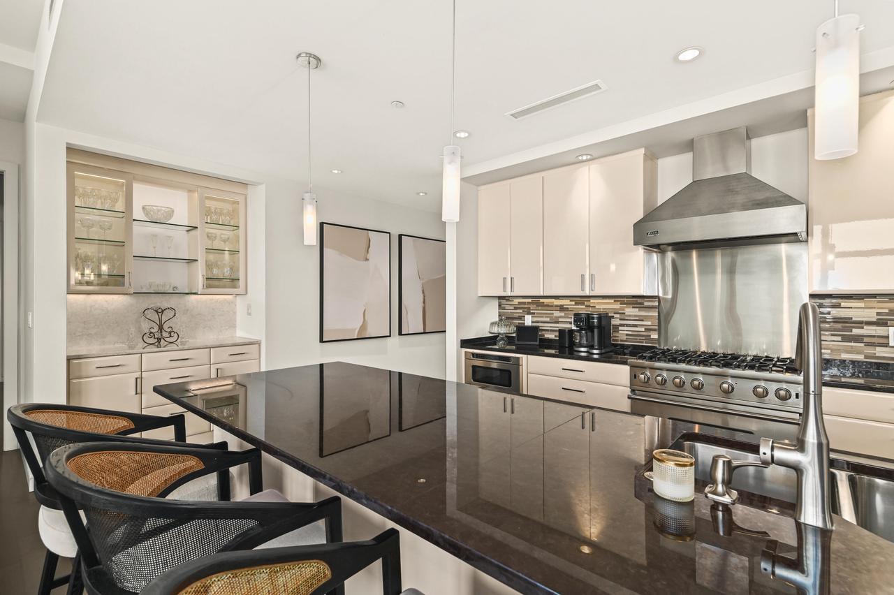 106 W Seeboth STREET 1204