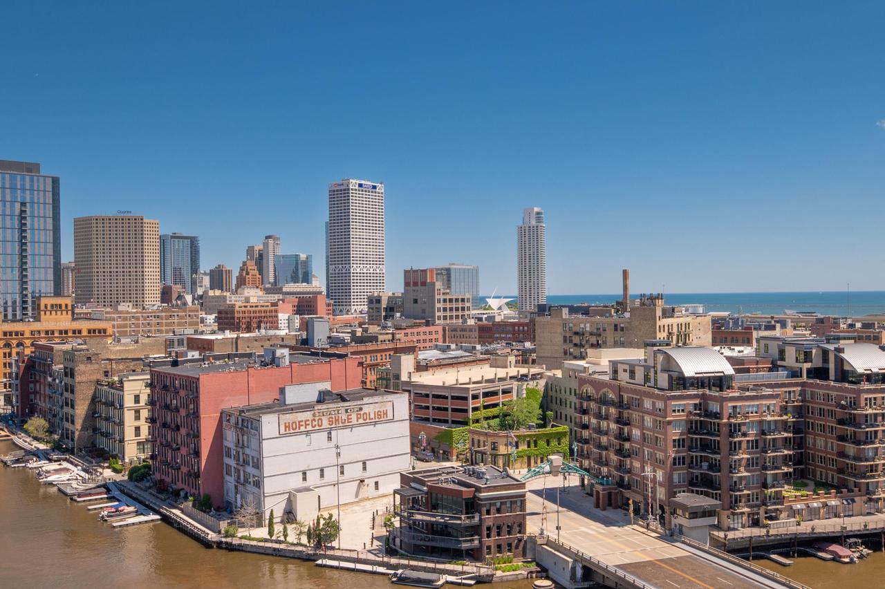 106 W Seeboth STREET 1204