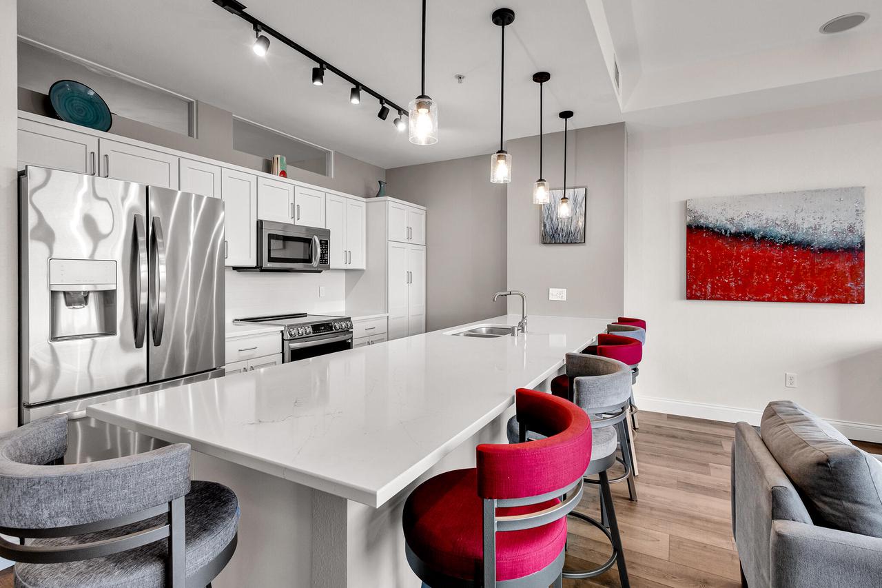 106 W Seeboth STREET 612