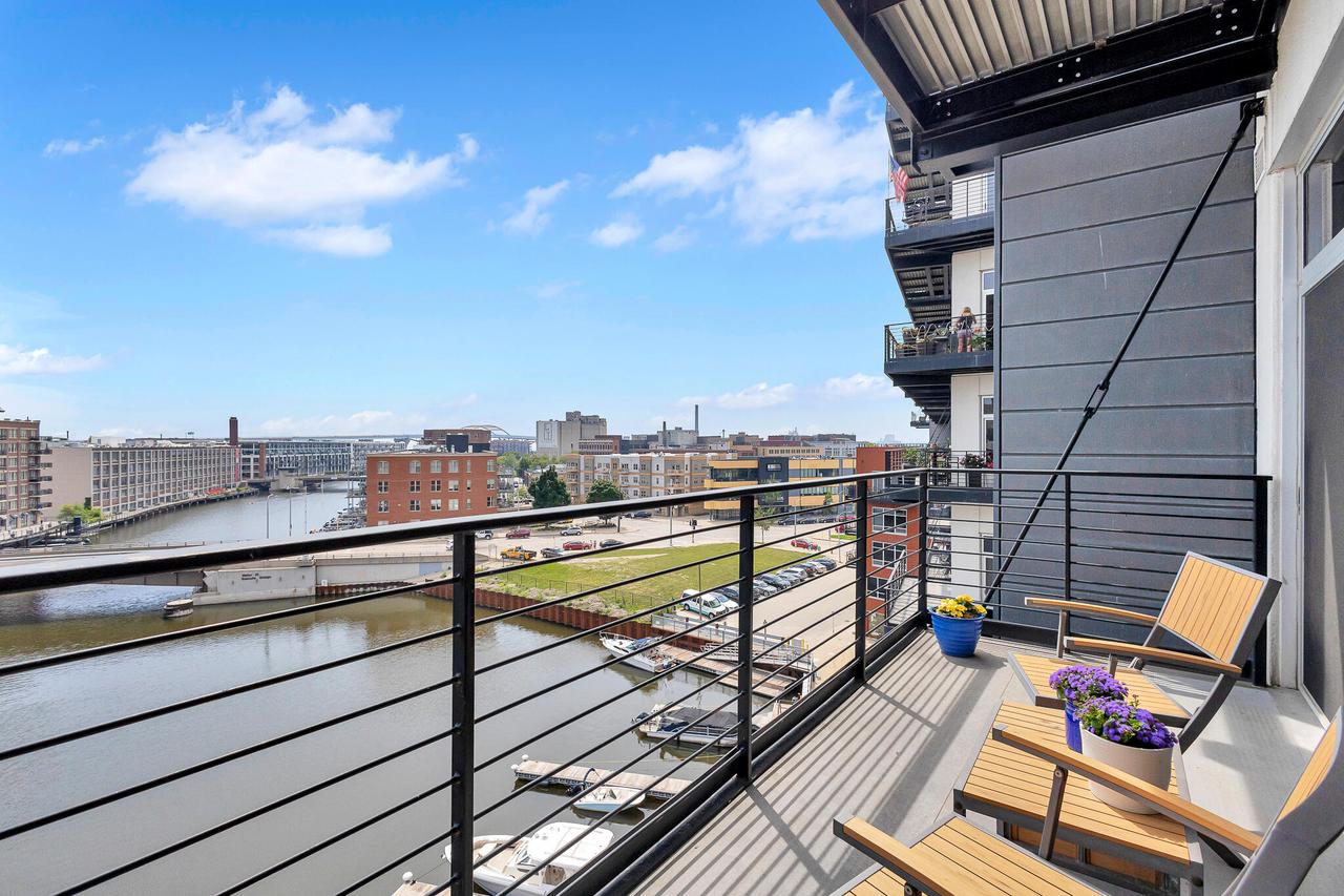 106 W Seeboth STREET 612