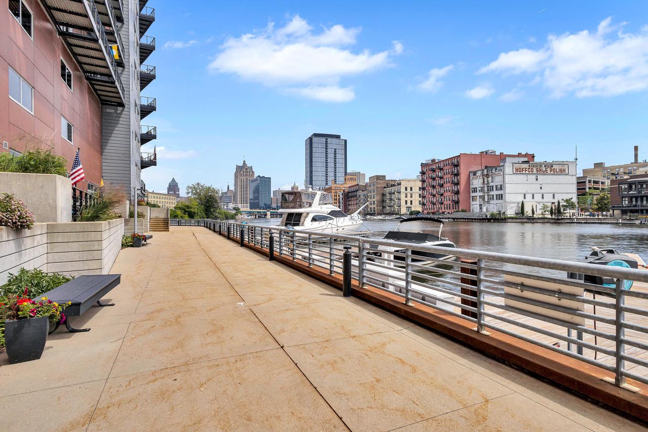 106 W Seeboth STREET 612