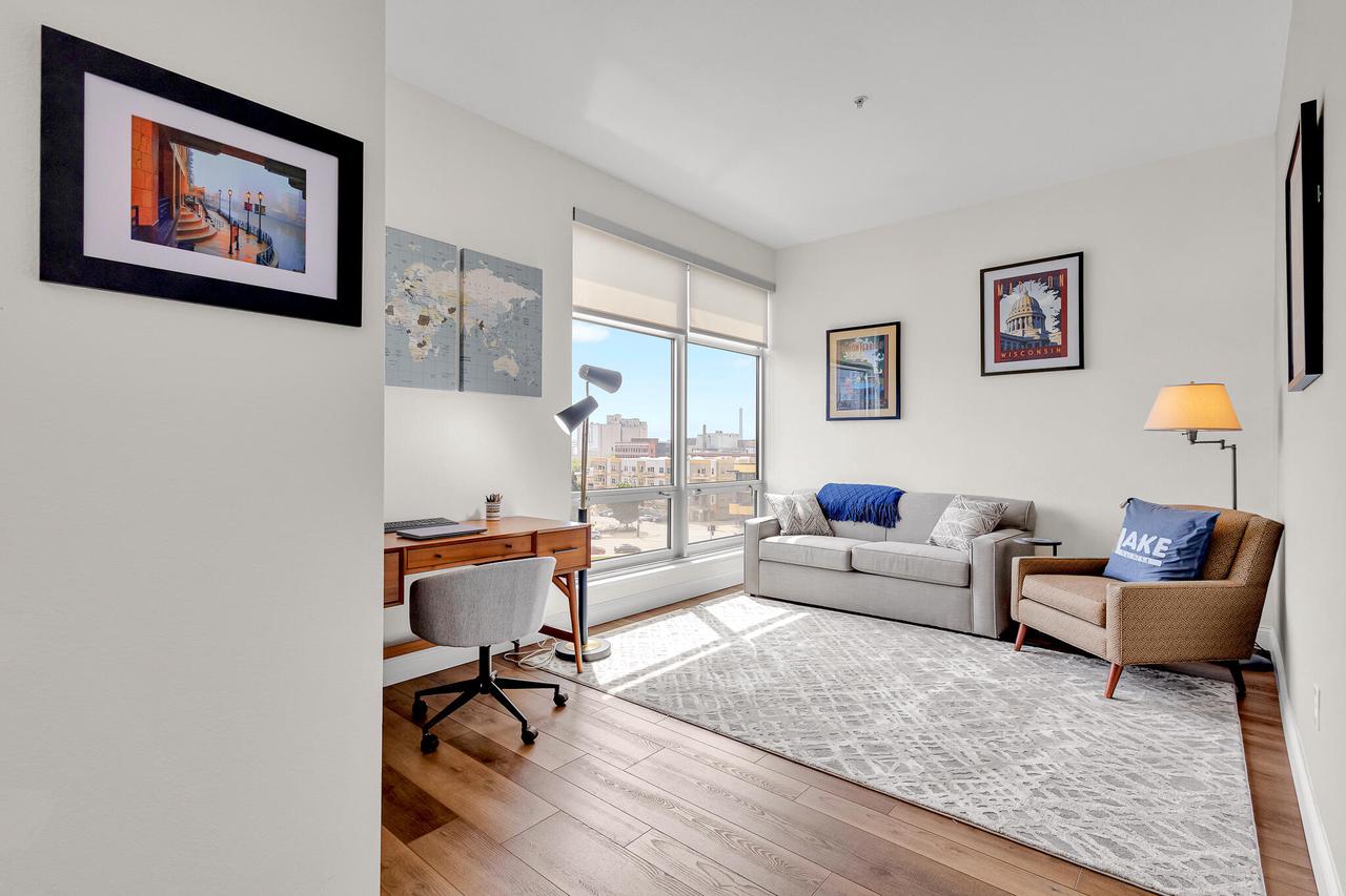 106 W Seeboth STREET 612