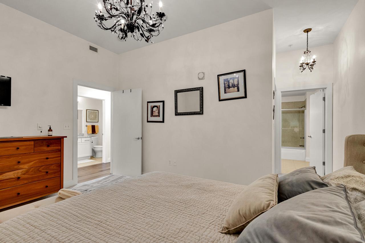 106 W Seeboth STREET 612