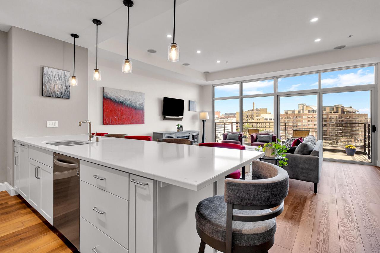 106 W Seeboth STREET 612