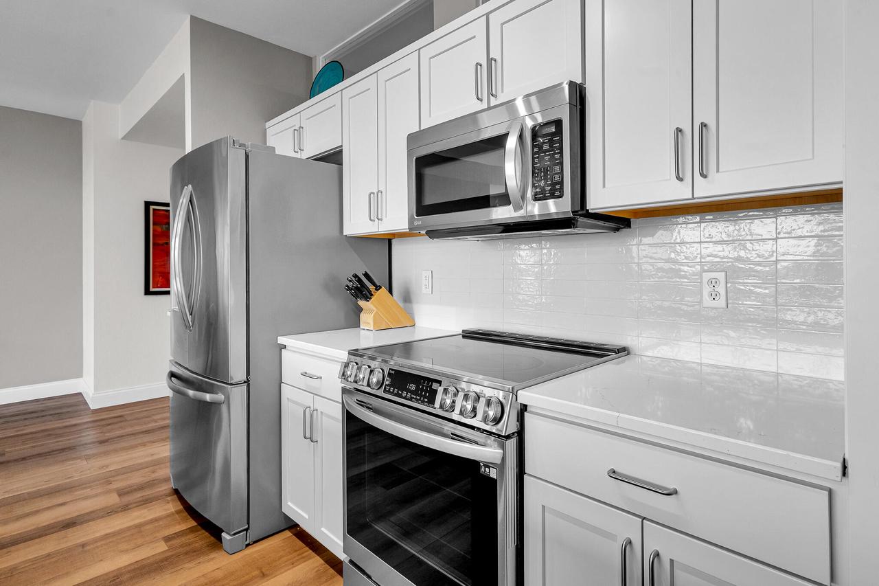 106 W Seeboth STREET 612