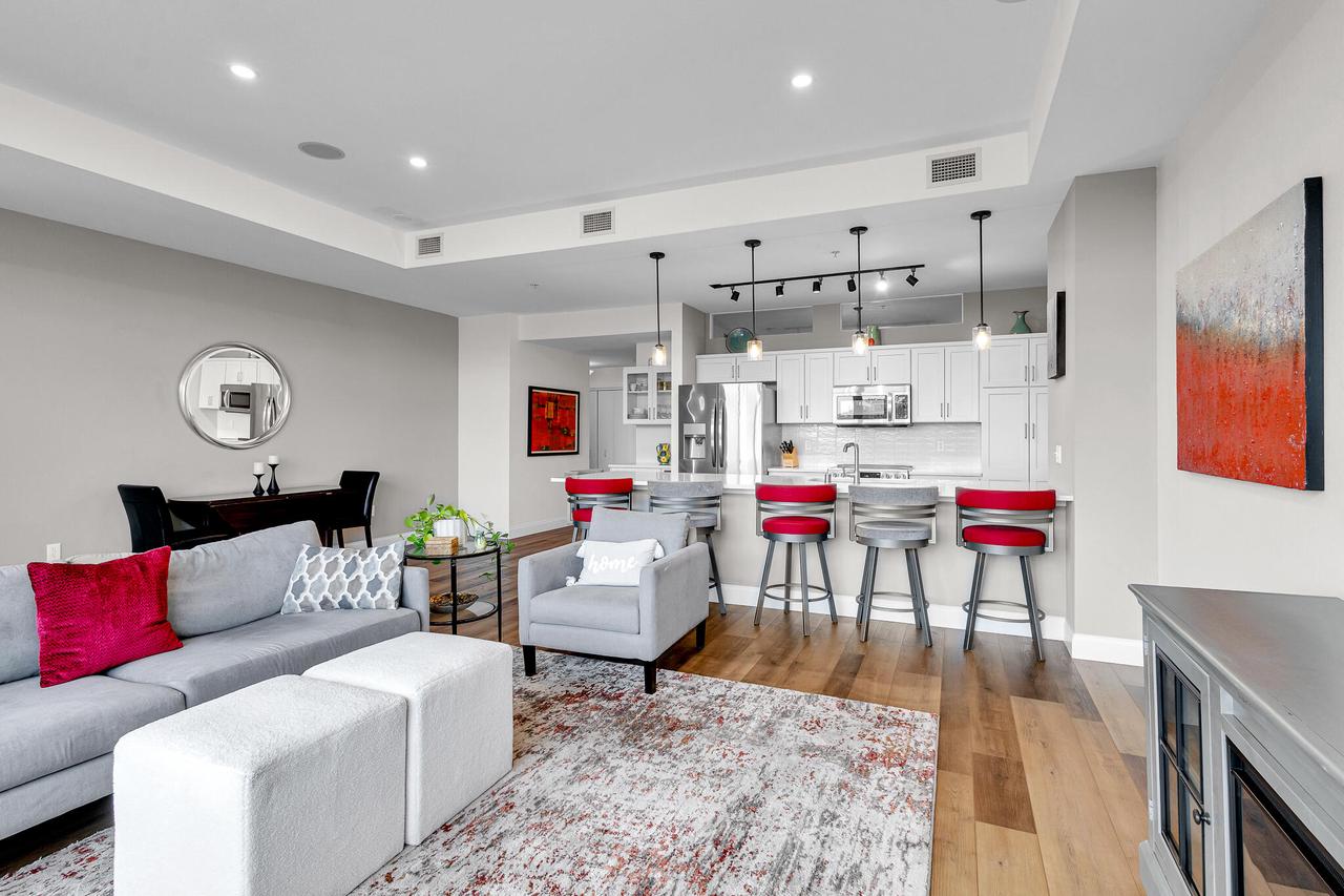 106 W Seeboth STREET 612