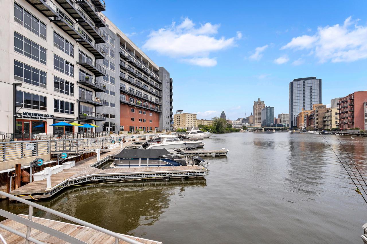 106 W Seeboth STREET 612