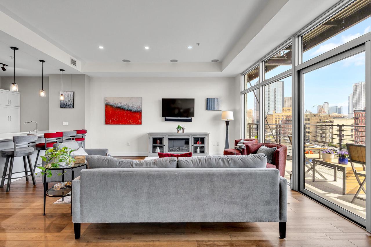 106 W Seeboth STREET 612
