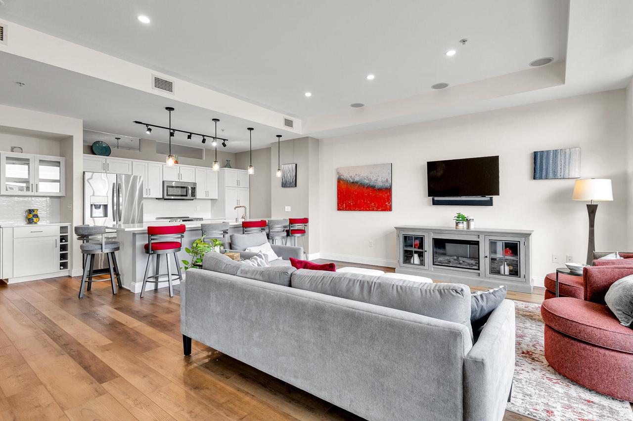 106 W Seeboth STREET 612