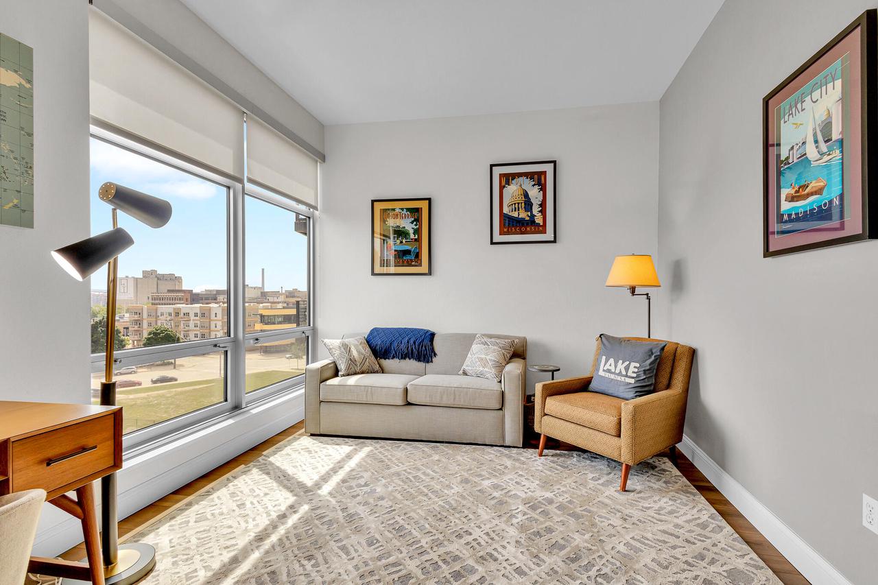 106 W Seeboth STREET 612