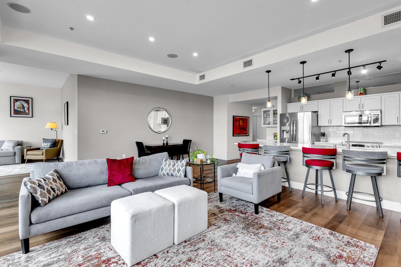 106 W Seeboth STREET 612