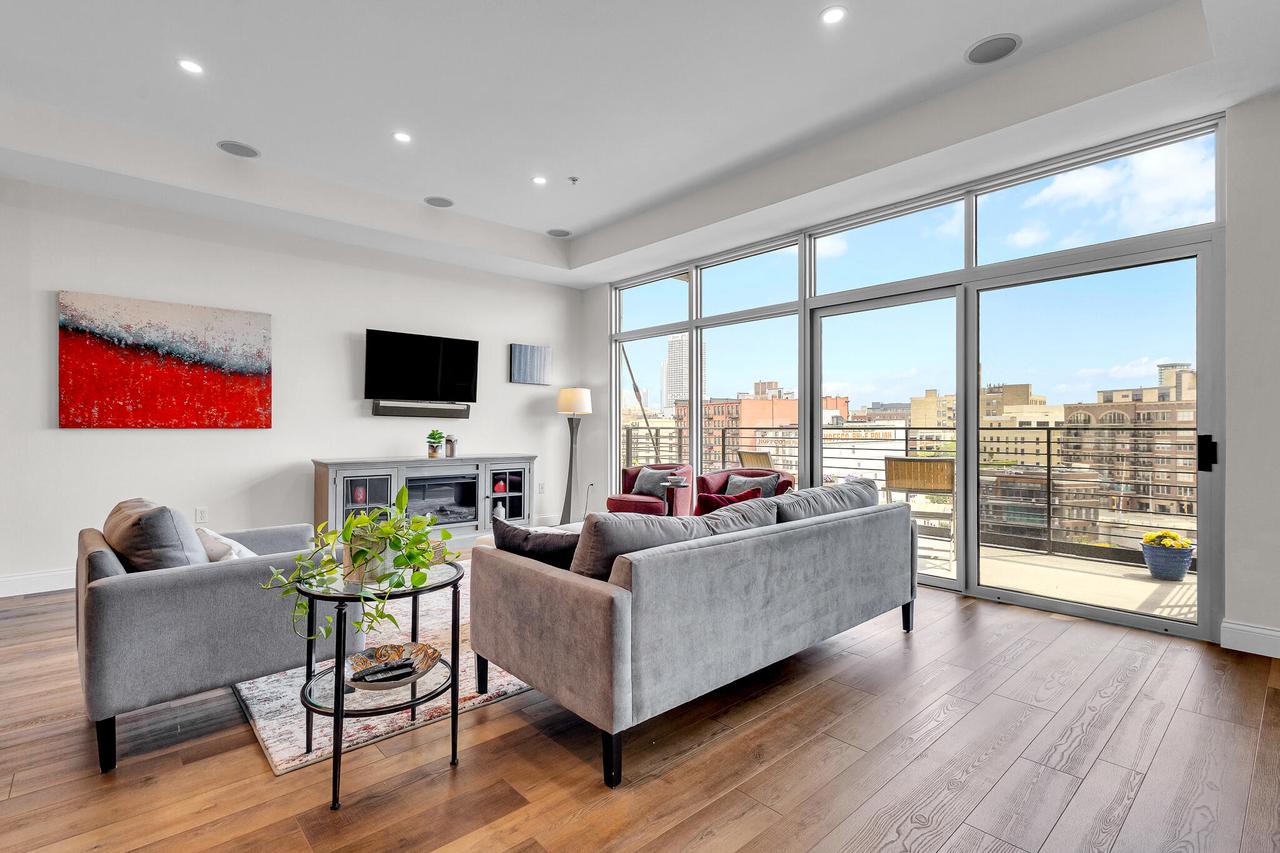106 W Seeboth STREET 612