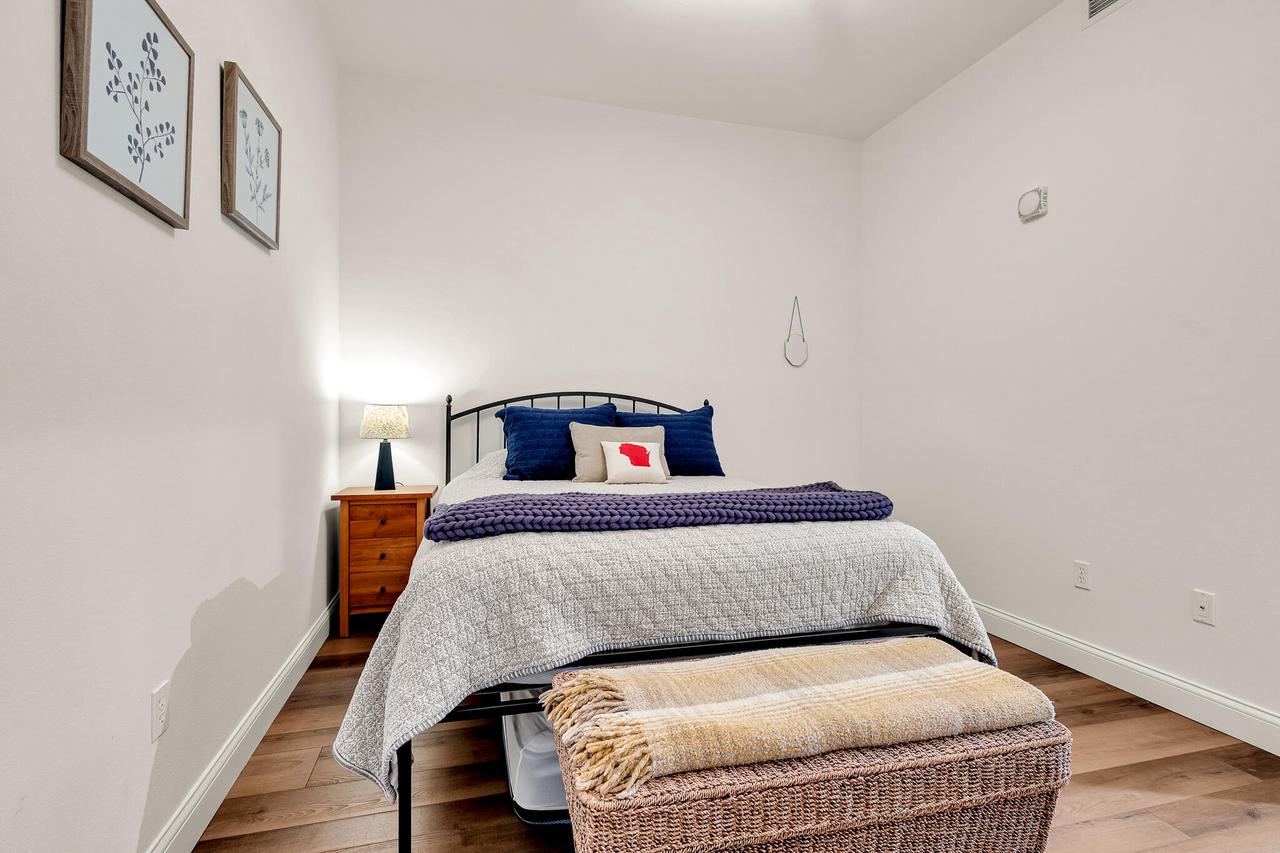 106 W Seeboth STREET 612