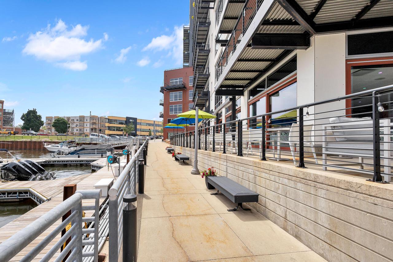 106 W Seeboth STREET 612