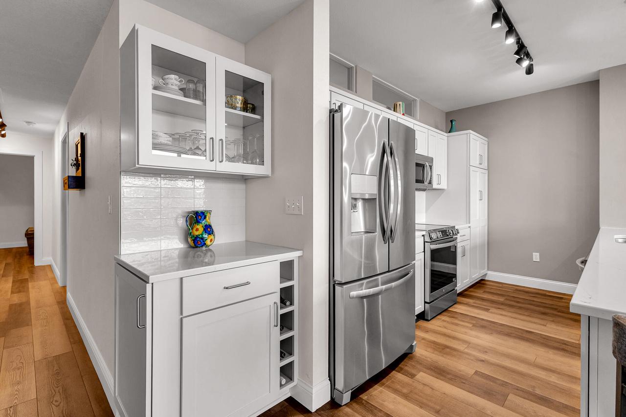 106 W Seeboth STREET 612