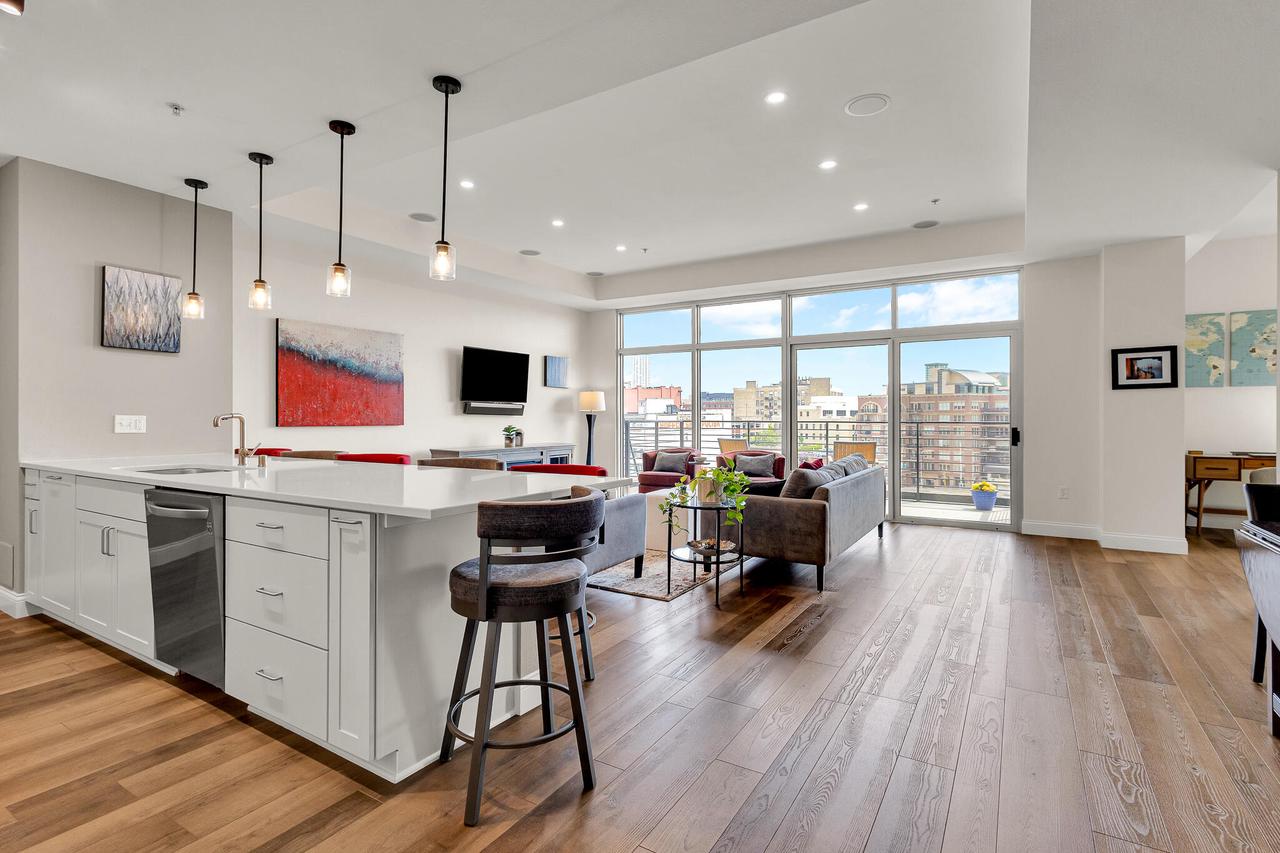 106 W Seeboth STREET 612