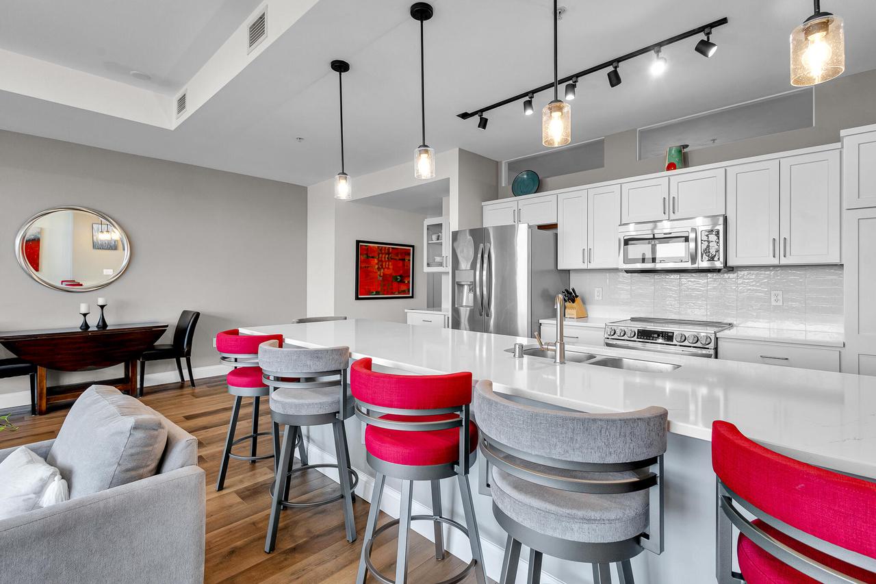 106 W Seeboth STREET 612