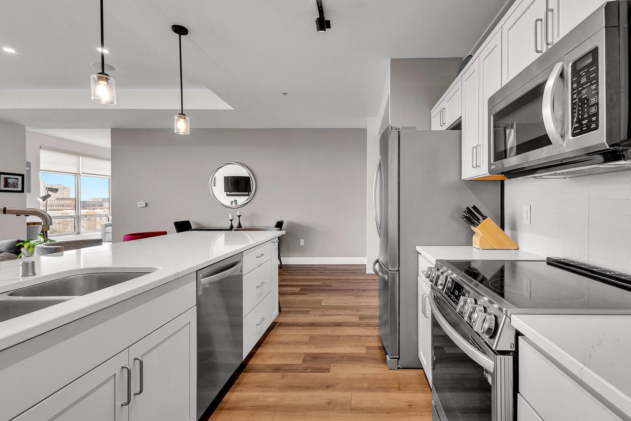 106 W Seeboth STREET 612