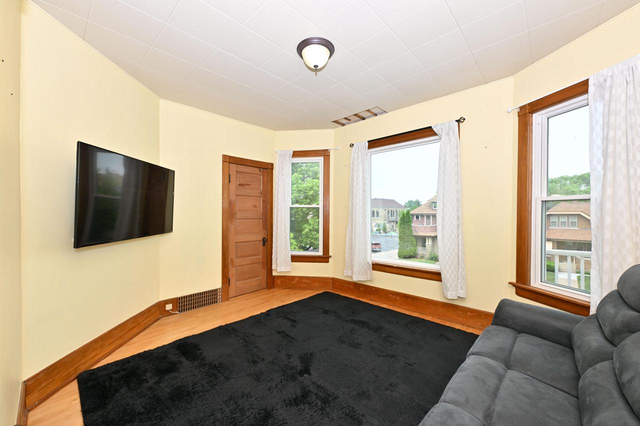2547 S Howell AVENUE 2549