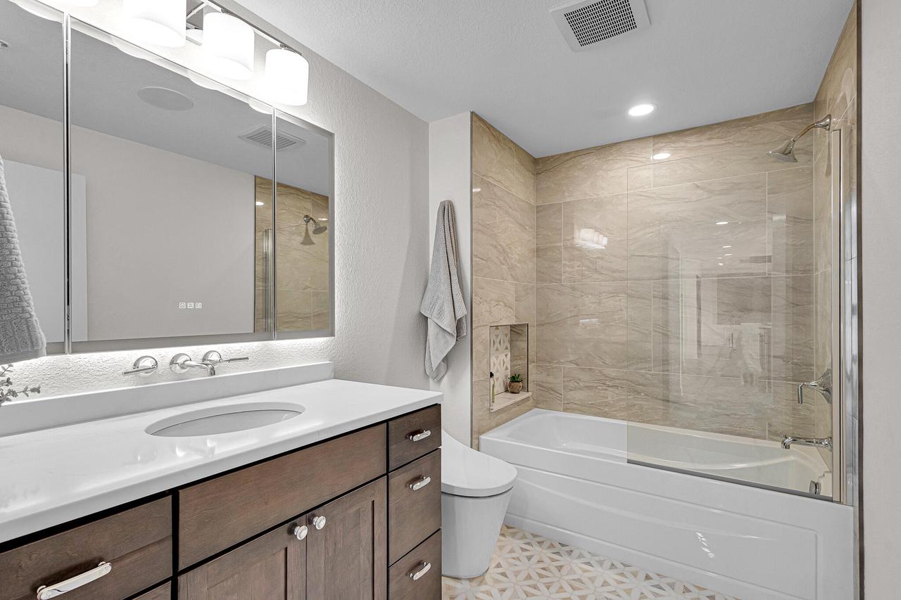 106 W Seeboth STREET 512