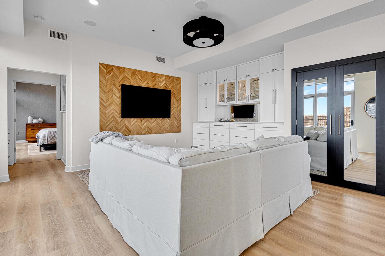 106 W Seeboth STREET 512