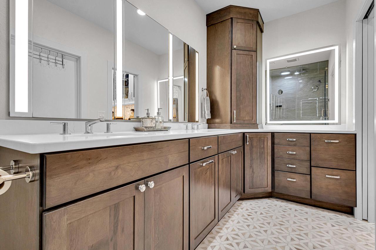 106 W Seeboth STREET 512