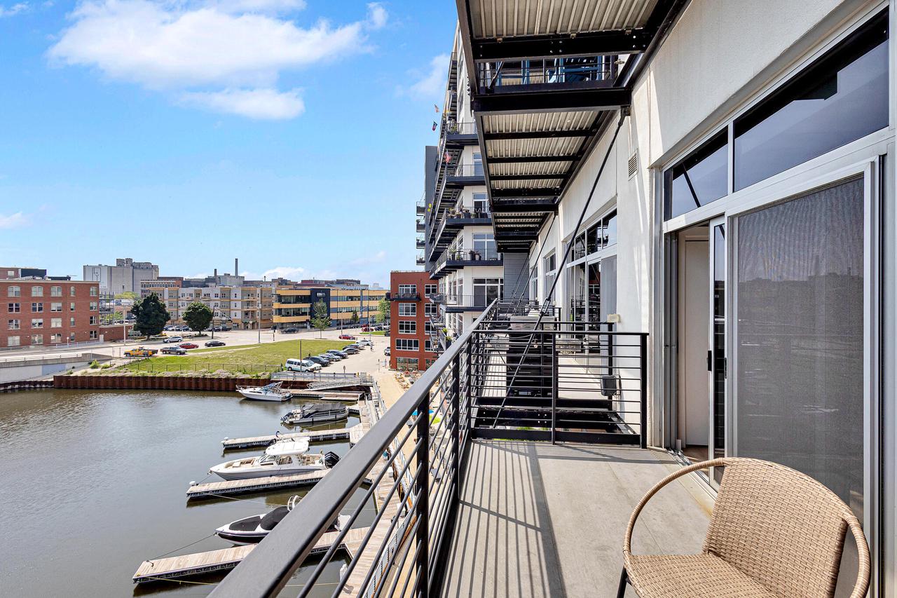 106 W Seeboth STREET 512