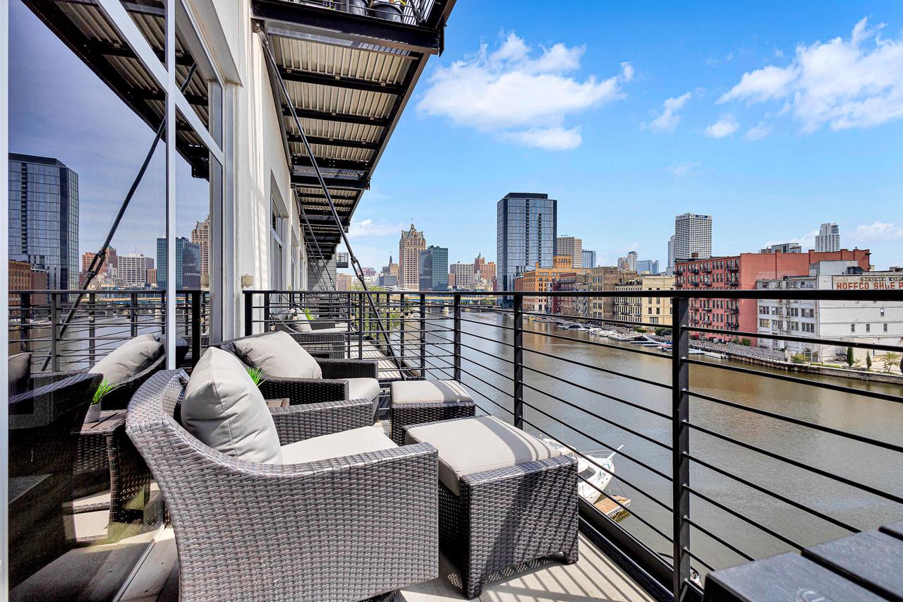 106 W Seeboth STREET 512