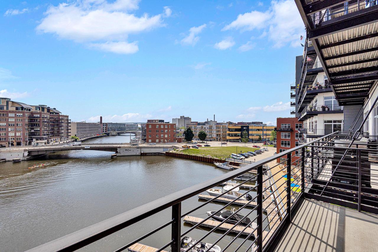 106 W Seeboth STREET 512