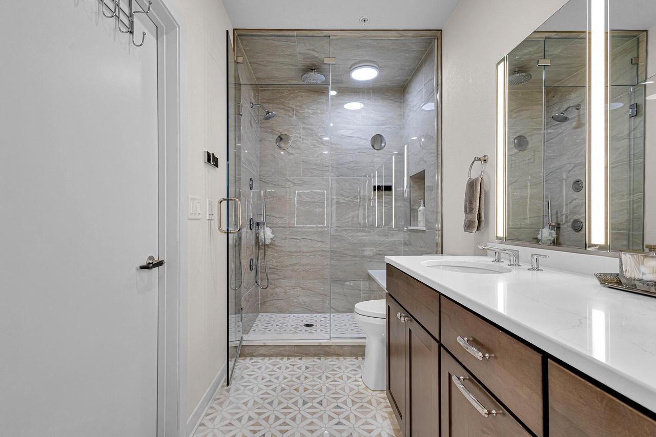106 W Seeboth STREET 512