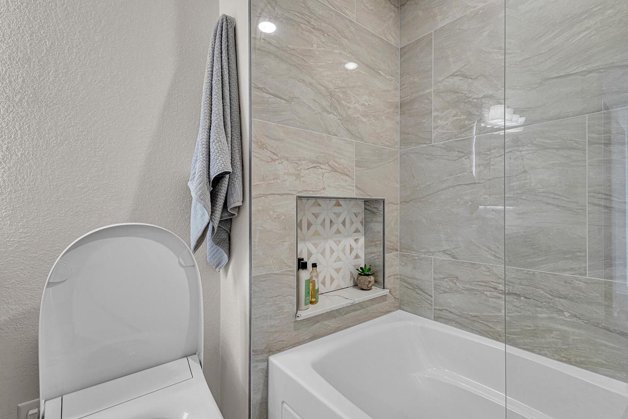106 W Seeboth STREET 512