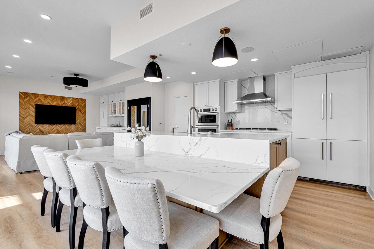 106 W Seeboth STREET 512