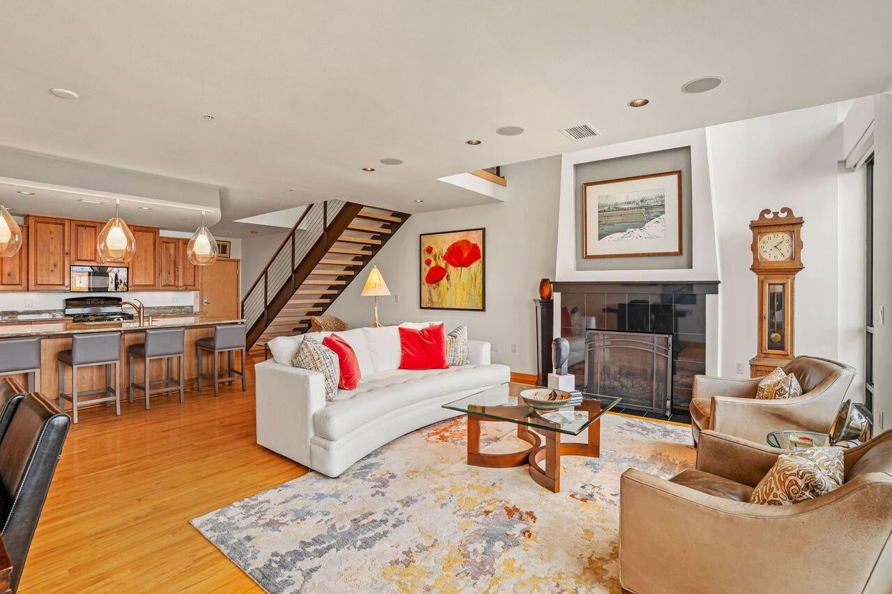 311 E Erie STREET 425