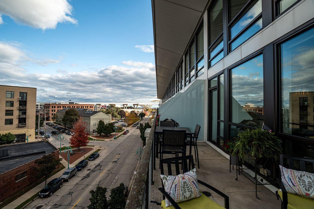 311 E Erie STREET 425