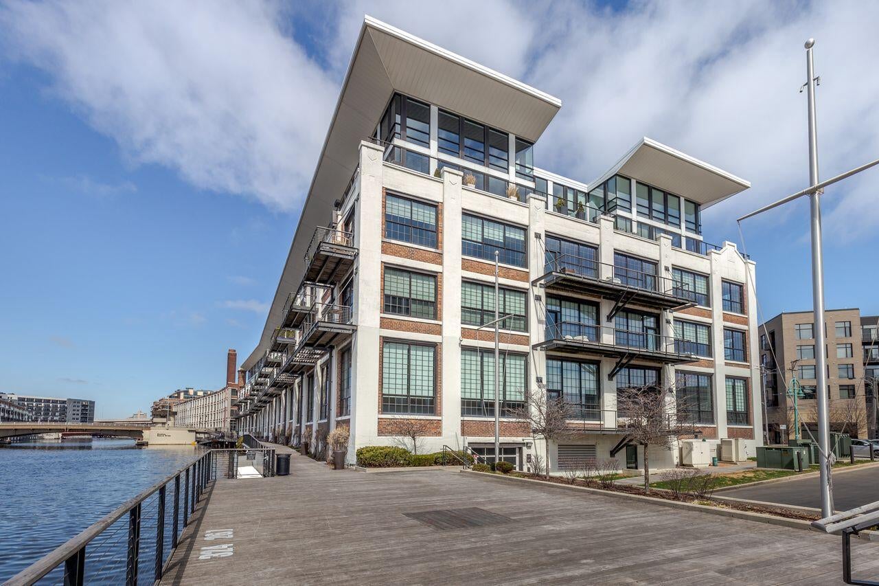 311 E Erie STREET 425